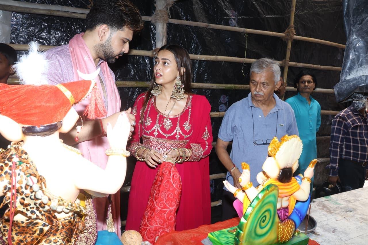 Tejasswi Prakash was seen with Karan Kundrra and her father as they arrived at a workshop to take Lord Ganesha home.